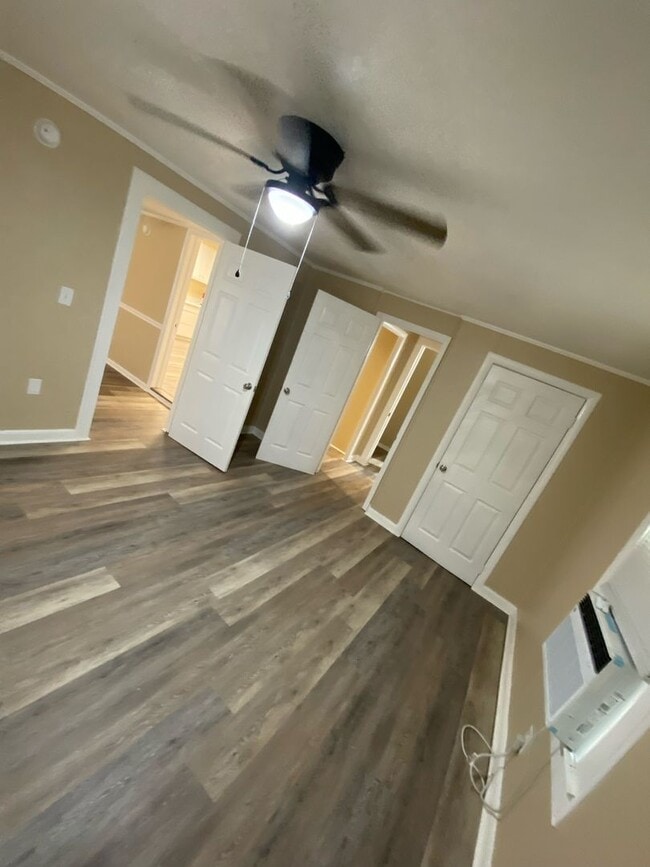 Building Photo - 4 Bed 1 Bath House