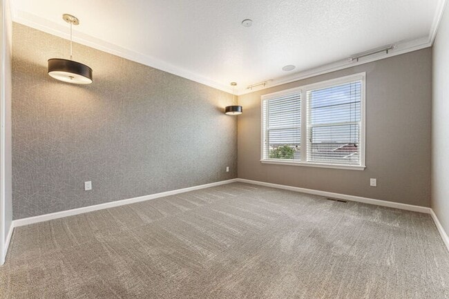 Building Photo - Modern End Unit in the Meadows!