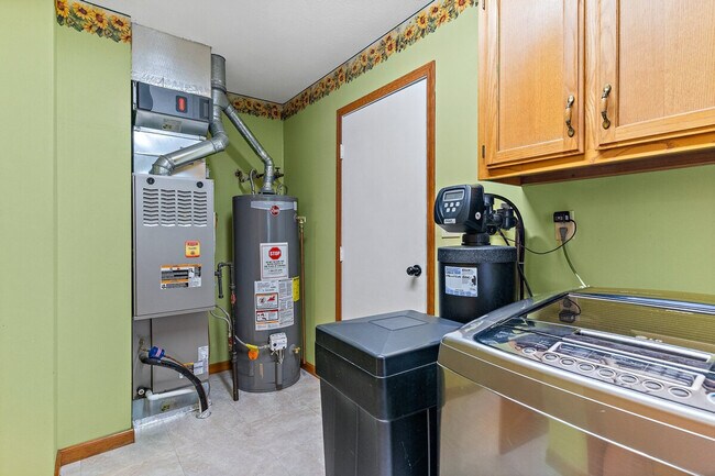 Building Photo - 2422 Cedar Crest Dr