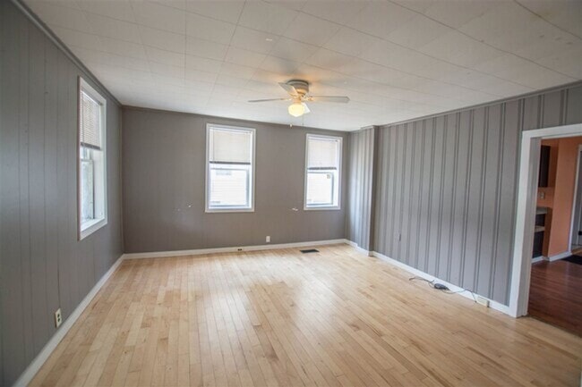 Building Photo - 4-Bed Farmhouse Minutes from UVM Campus (30 Chase St)