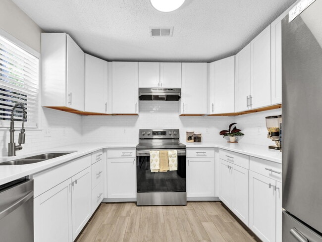 Building Photo - 1061 Quail Hollow Dr