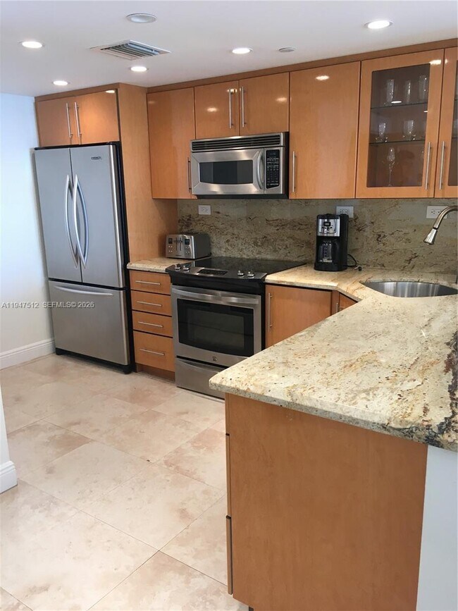 Building Photo - 2625 Collins Ave