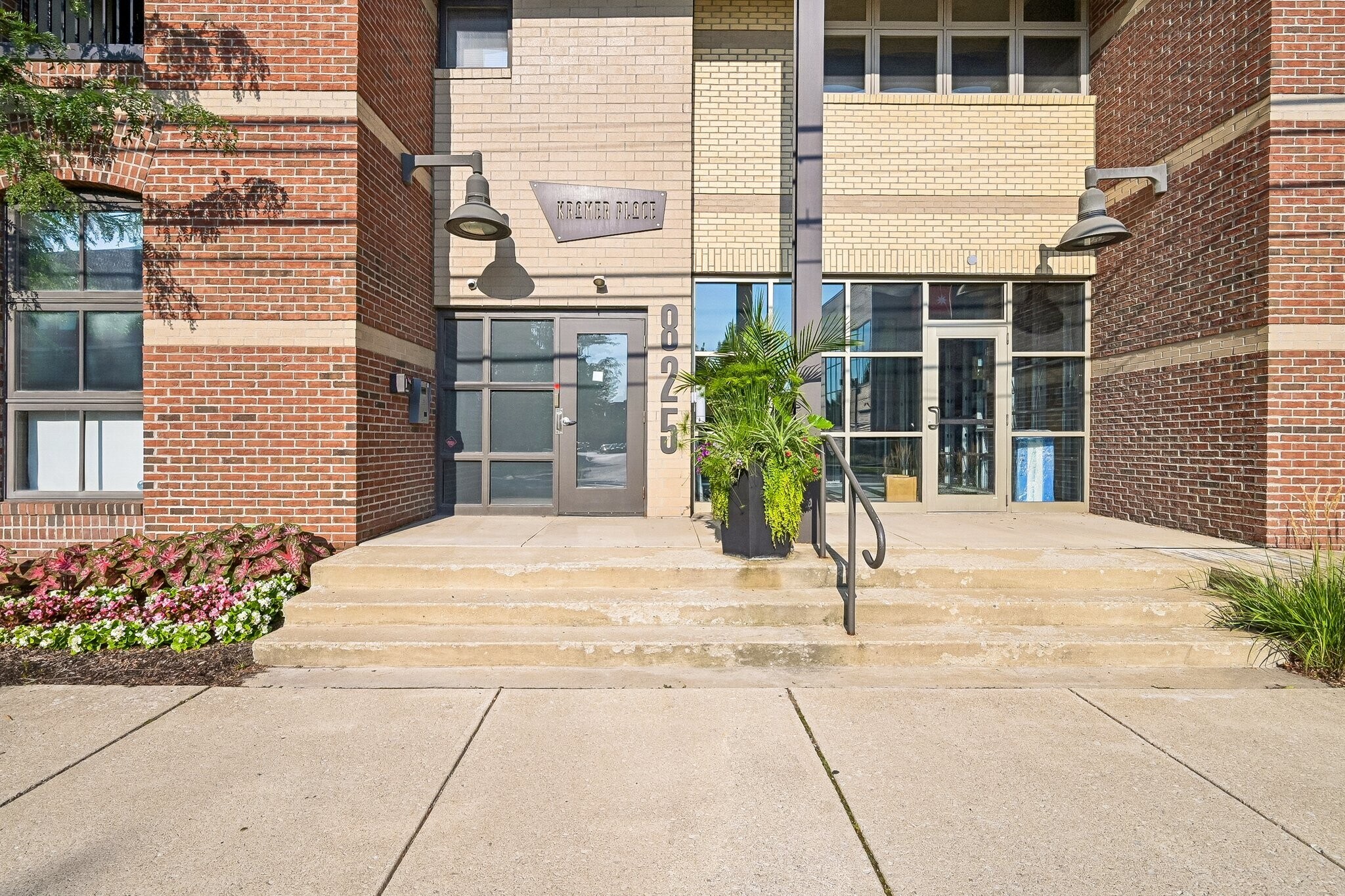 Building Photo - 825 N 4th St