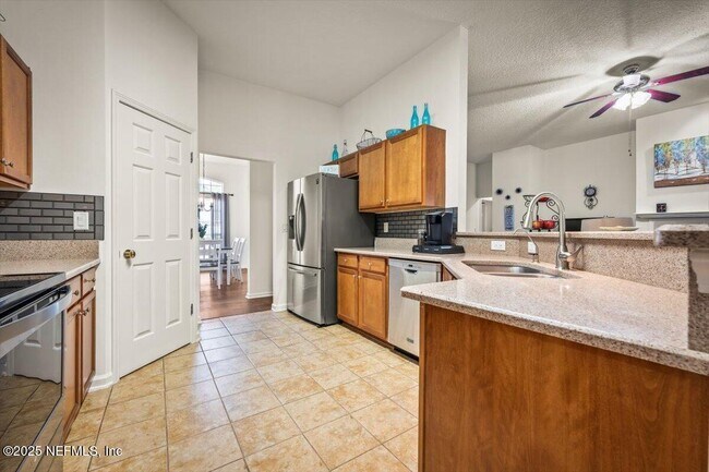 Building Photo - 86198 Meadowwood Dr