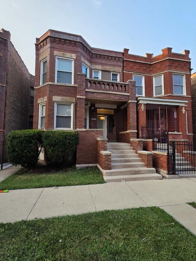 Building Photo - 4940 W Van Buren St