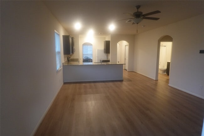 Building Photo - 300 Eastwood Flats Dr