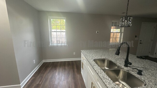Building Photo - FULLY FURNISHED - Beautiful 1 Bed, 1 Bath ...