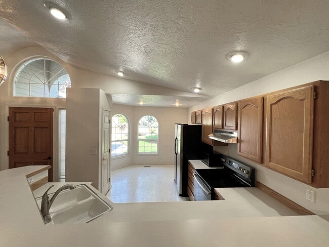 Building Photo - Adorable 3 bed 2 bath home in the Coventry Manor Subdivision just off W State St and N Hartford.