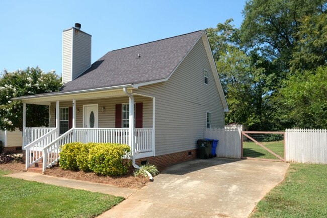 Building Photo - 3 Bedroom, 2 Bath house with fenced yard!