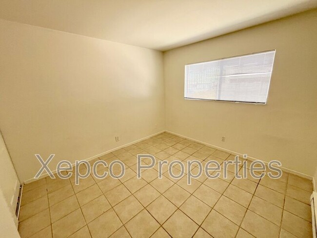 Building Photo - 555 E Cottonwood Rd