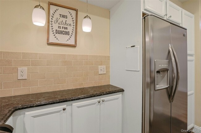 Building Photo - 5 Soundview St