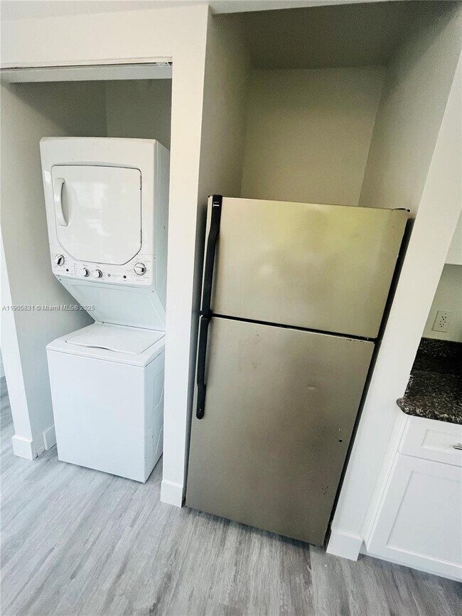 Building Photo - 950 Bay Dr