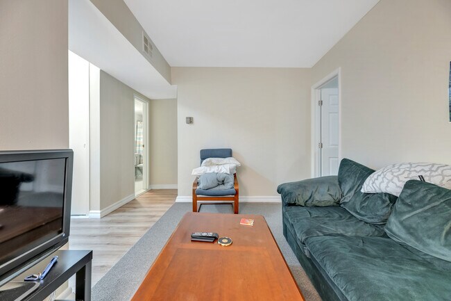 Building Photo - 4201 Cathedral Ave NW