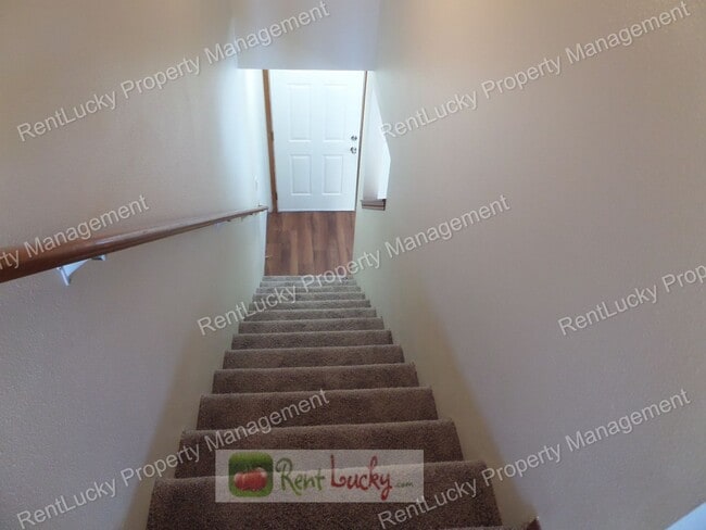 Building Photo - Fabulous 2-Bedroom Duplex w/Attached Garag...
