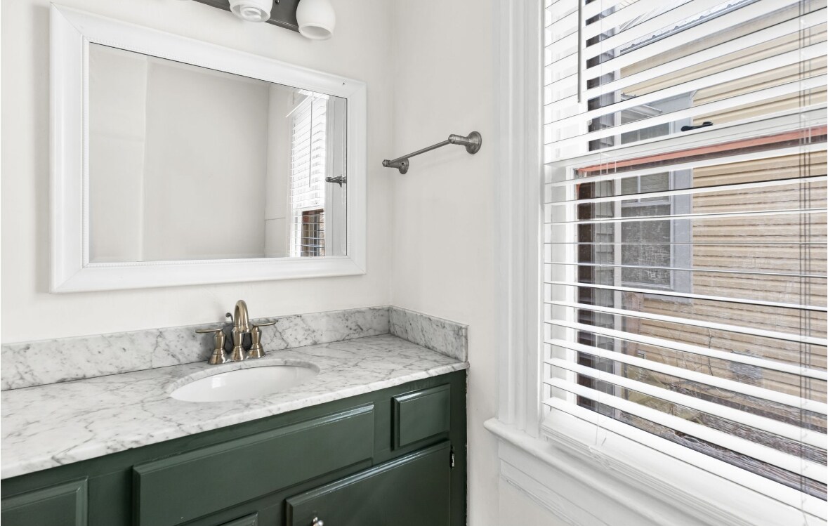 Half bath, 1st floor - 1442 Christy Ave