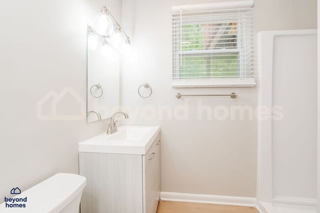 Building Photo - Stunning 4 Bedroom 2 Bathroom Home - Looki...