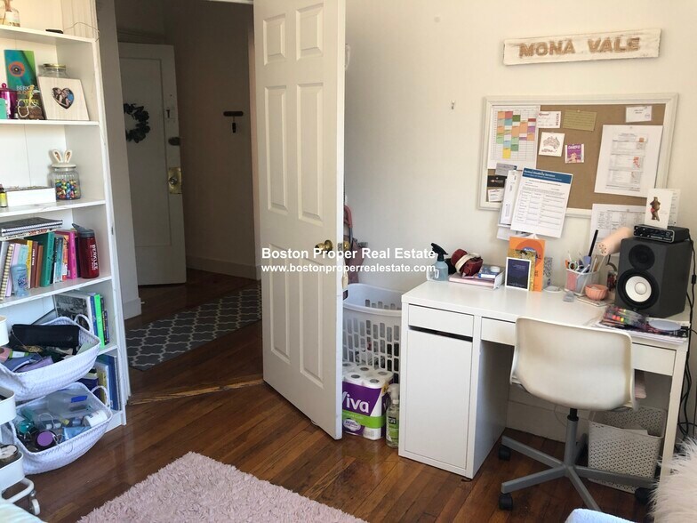 Building Photo - 60 Charlesgate E