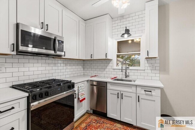 Building Photo - 21 Heathcote Brook Rd