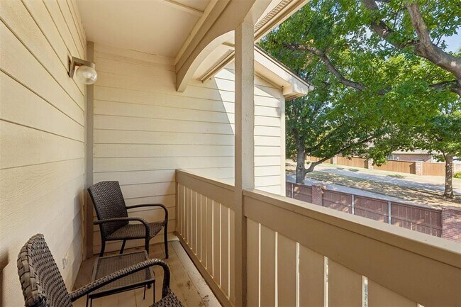 Building Photo - 11819 Red Oak Way