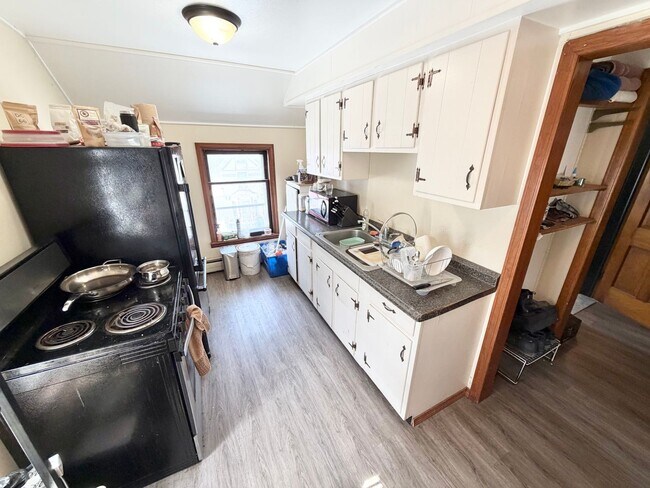 Building Photo - 203 Maple St