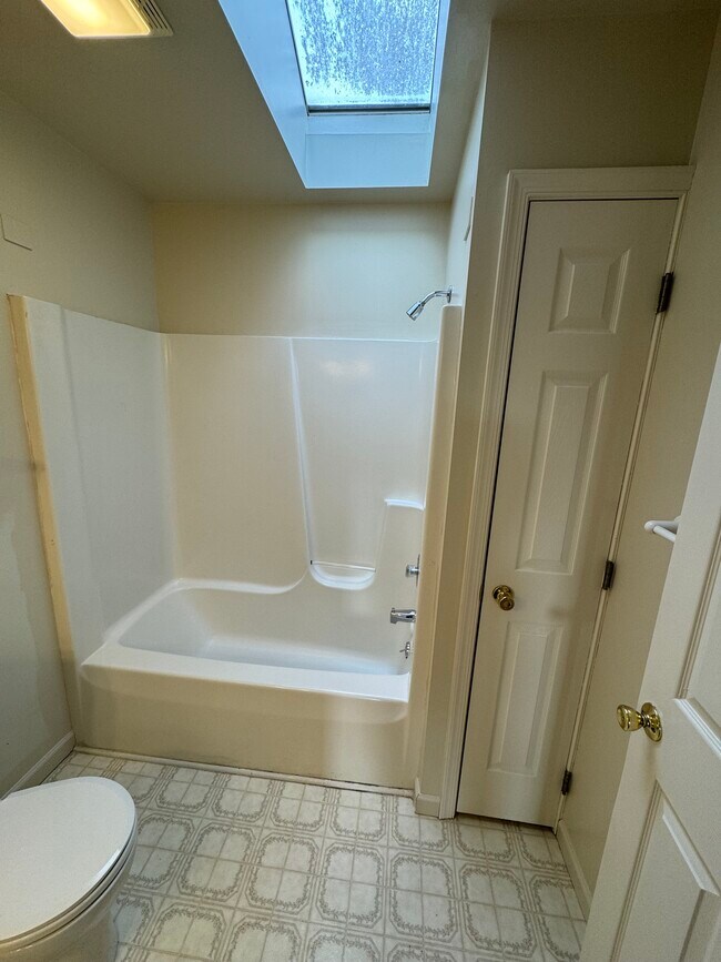 Full Bath - 1048 Dual Pl