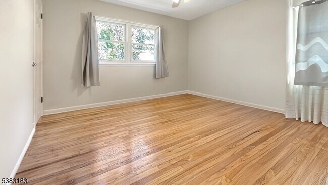 Building Photo - 106 6th Ave