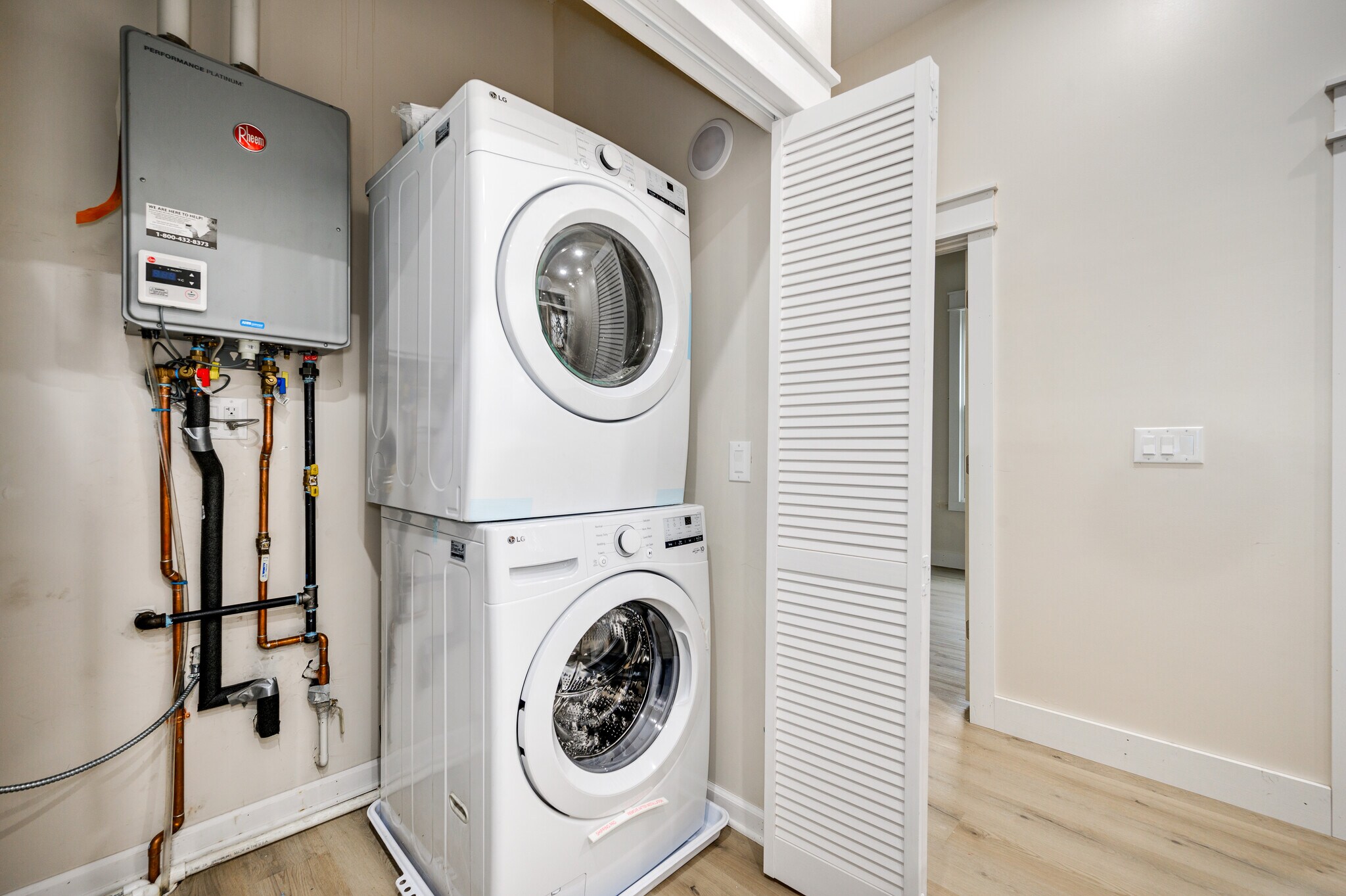 In-unit washer and dryer, thankless water heater - 1619 W Balmoral Ave