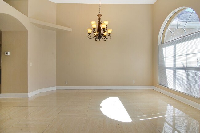 Building Photo - Move-In Ready Home with Open Layout and Op...