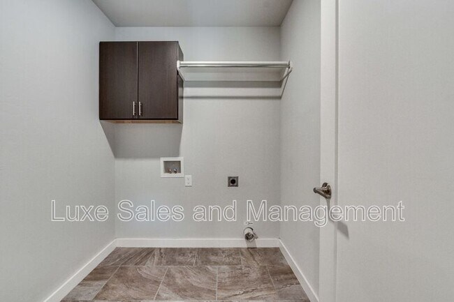 Building Photo - 17604 Sunny Hollow Rd