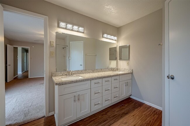 Building Photo - 1126 W Belgravia Dr