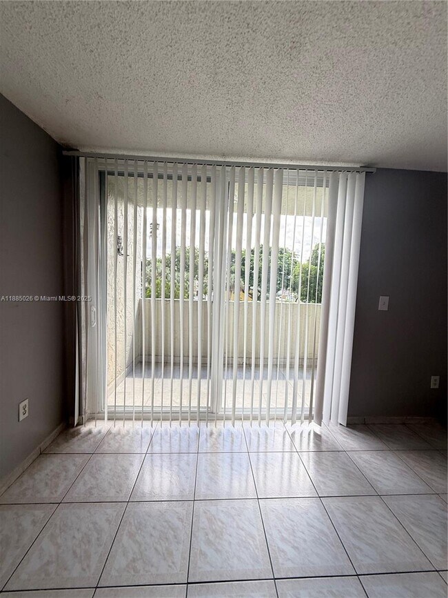 Building Photo - 10000 NW 80th Ct