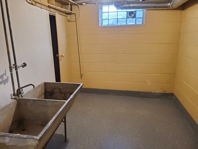 Building Photo - 2 Bedroom Single Family Ranch