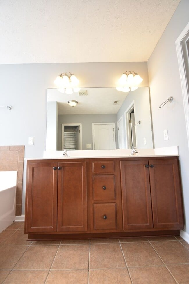 Building Photo - 3 BEDROOM 2 BATHROOM - PETS CONSIDERED