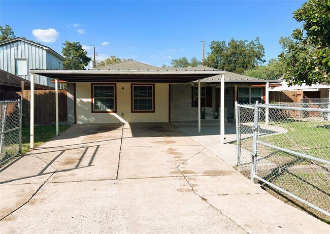 Building Photo - 3515 Castledale Dr