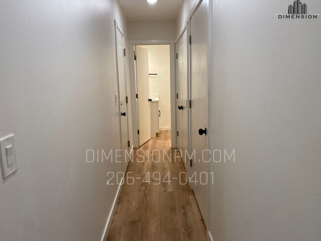 Building Photo - Spacious 4-bedroom, 2.5-bathroom townhouse-style home available in Tacoma!