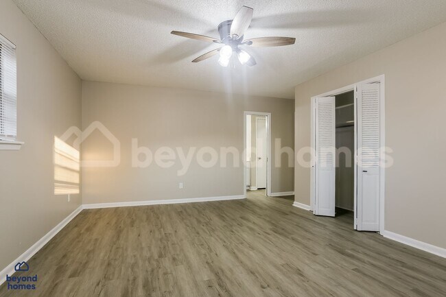 Building Photo - Your Dream Family House with 4 Bed and 2 Full Bath is Ready for Move-In!