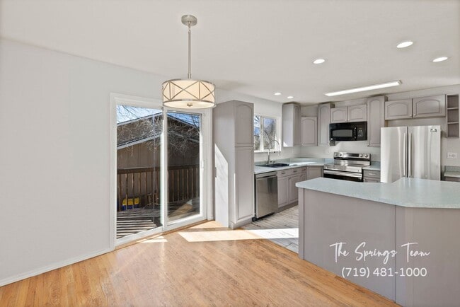 Building Photo - CHARMING 5BD/3BA NEAR FT CARSON - Deposit Waiver Available