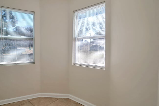 Building Photo - Room in House on Santa Monica Dr