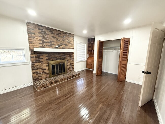 Building Photo - 1100 W Grand Ave