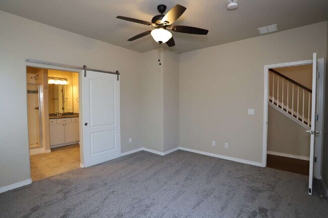 Building Photo - Beautiful 3-Bedroom Townhouse for Rent in ...