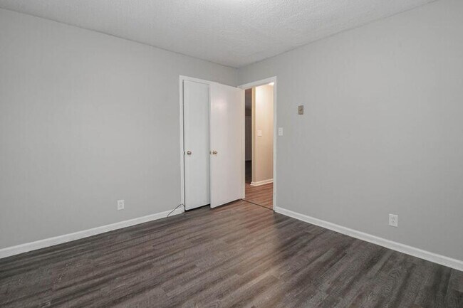 Building Photo - 805 Golf View Pl