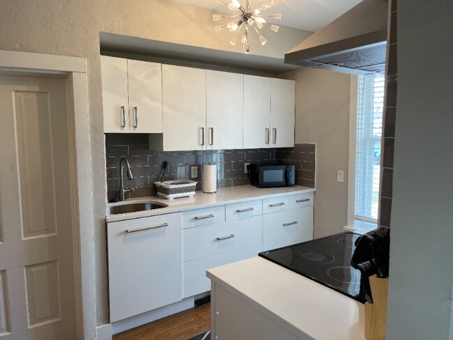 Building Photo - Stunning Duplex in Historic Old Town