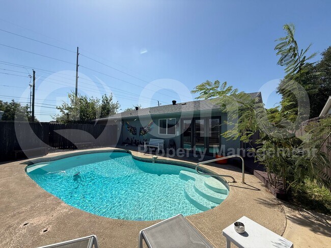 Building Photo - 2131 Blossom Ln