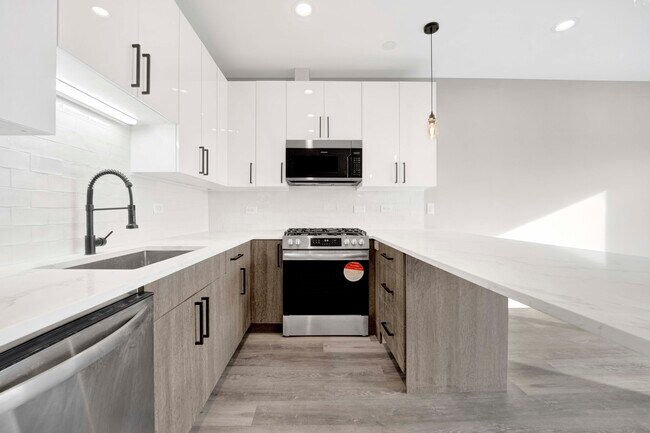 Building Photo - 5420 W Belmont Ave