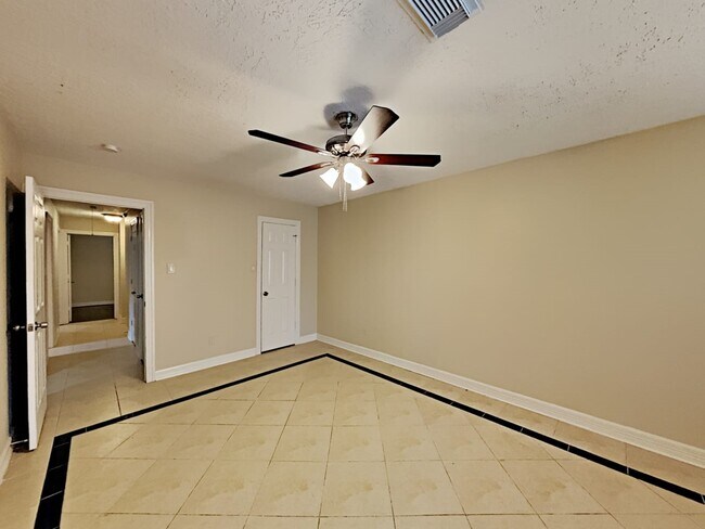 Building Photo - 16395 Havenpark Dr