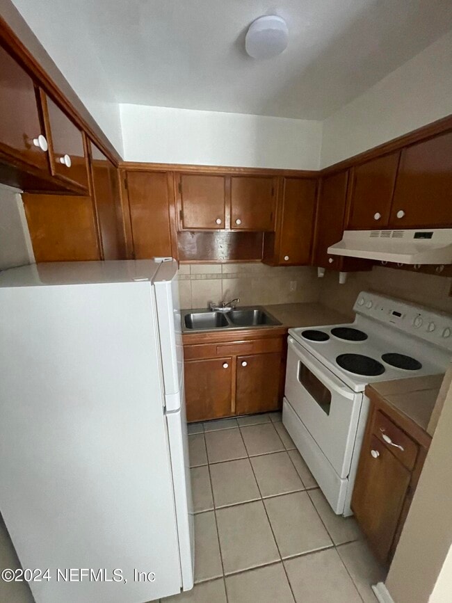 Building Photo - 924 CHILDREN'S Way