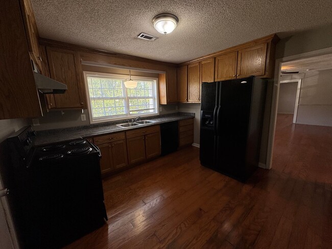 Building Photo - 3/2 House in Armuchee- $1,295