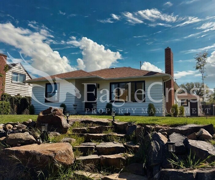 Building Photo - Charming 2 Bed, 2 Bath Home with Updated Kitchen & Outdoor Living Space