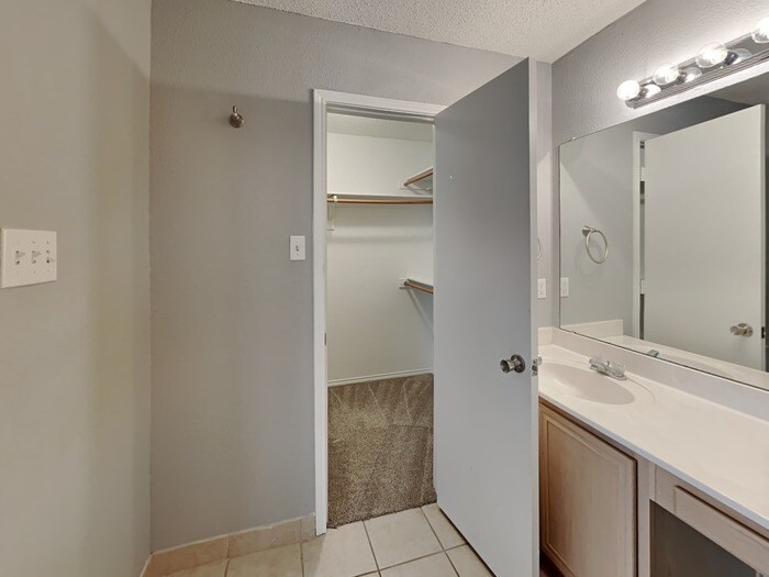 Building Photo - 5717 Heatherglen Terrace