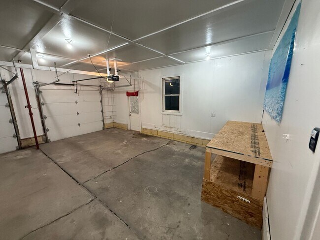 Building Photo - Very Nice 3 Bedroom home in great location!